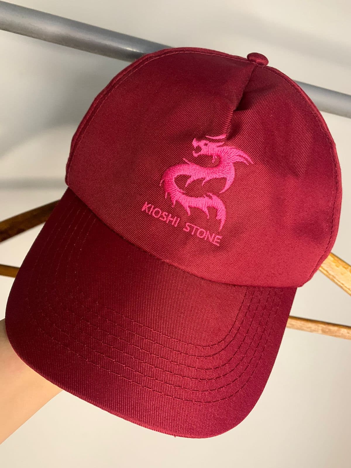 🧢 Gorra bordó bordada con abrojo para regular