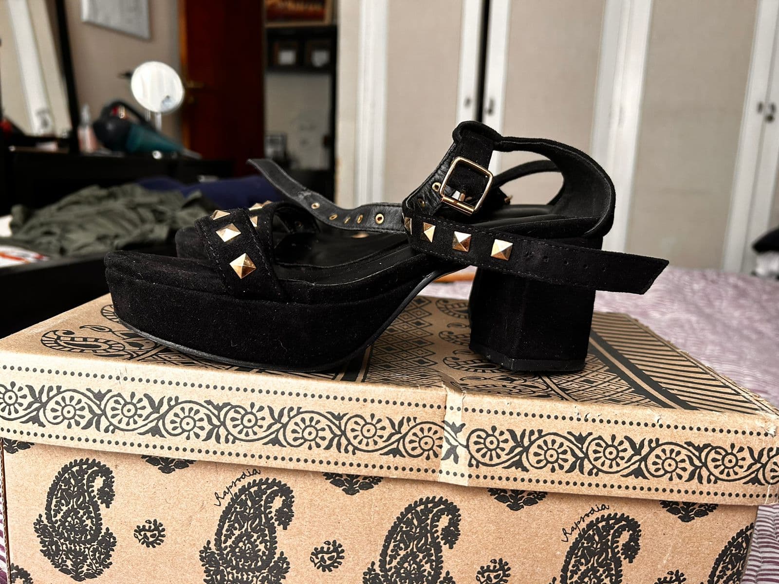 Sandalias de gamuza con tachas akiabara