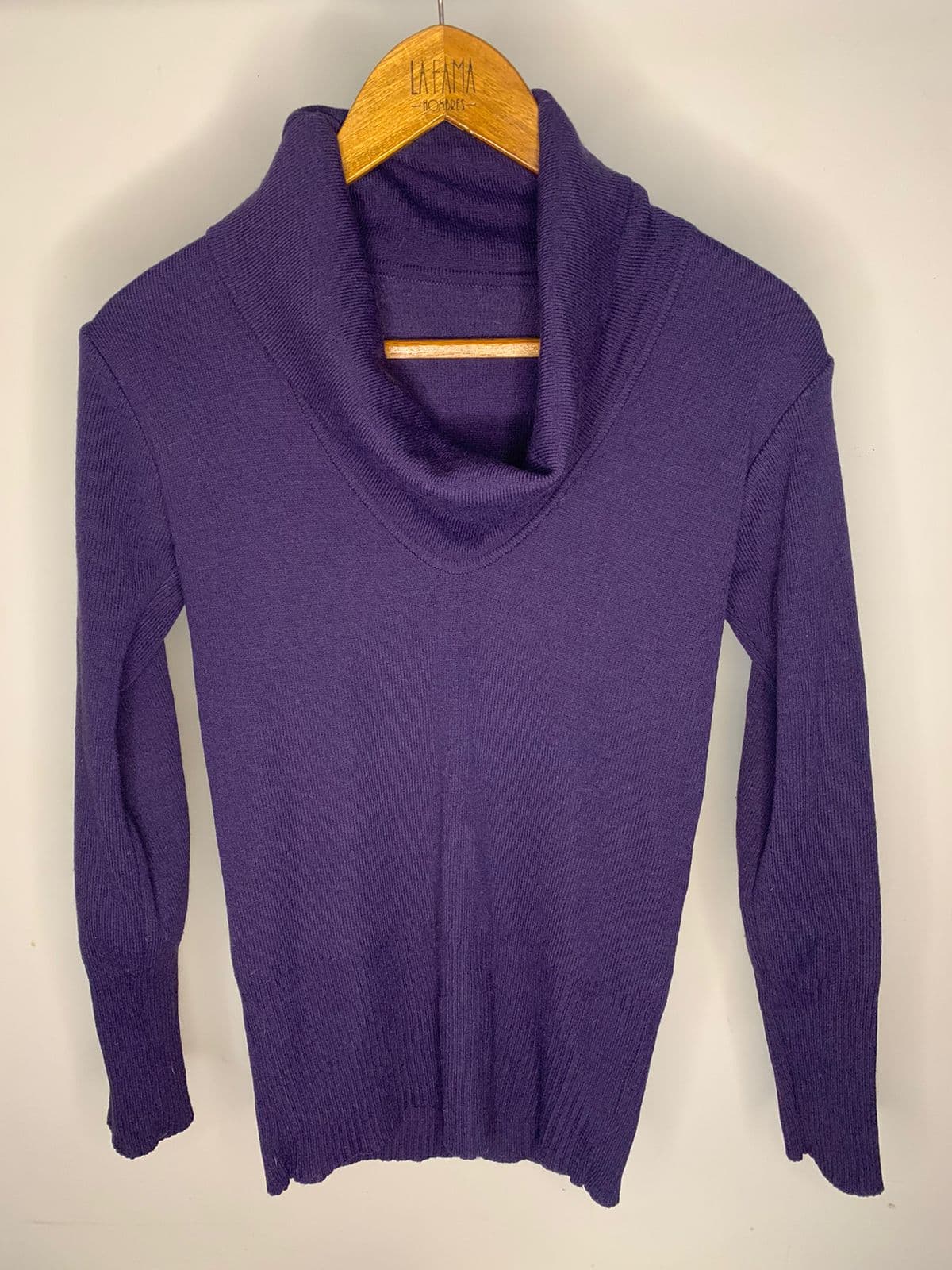 Suéter violeta cuello volcado, suave y cómodo. Ideal para entretiempo.  En muy buen estado.
