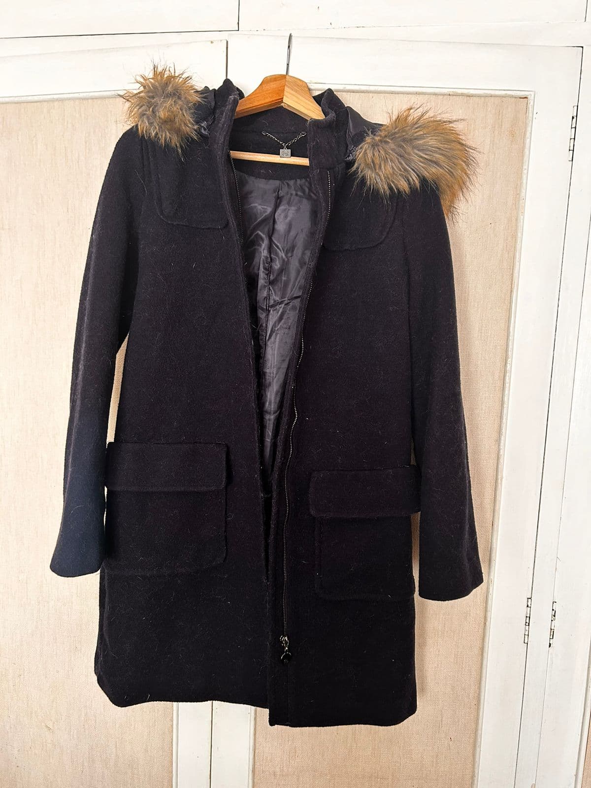 Saco de paño con capucha desmontable. Marca Blaque