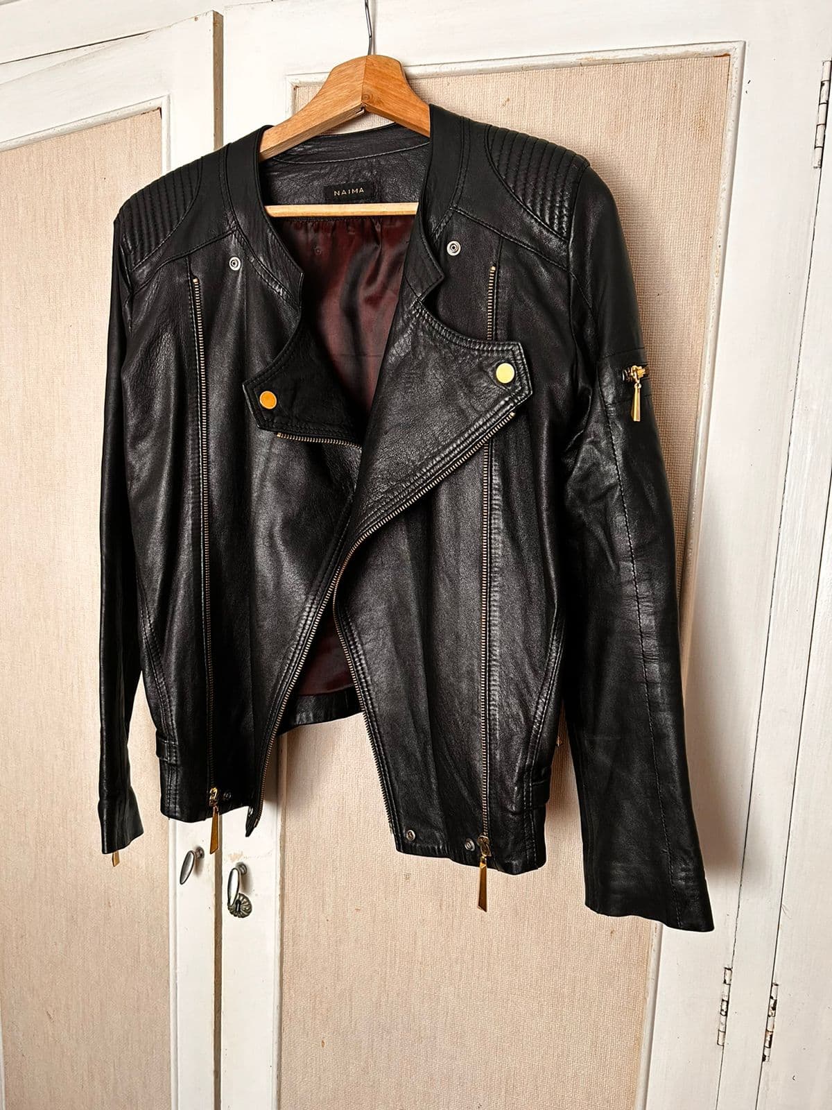 Campera 100 % cuero con. Inertes metálicos. Marca NAIMA