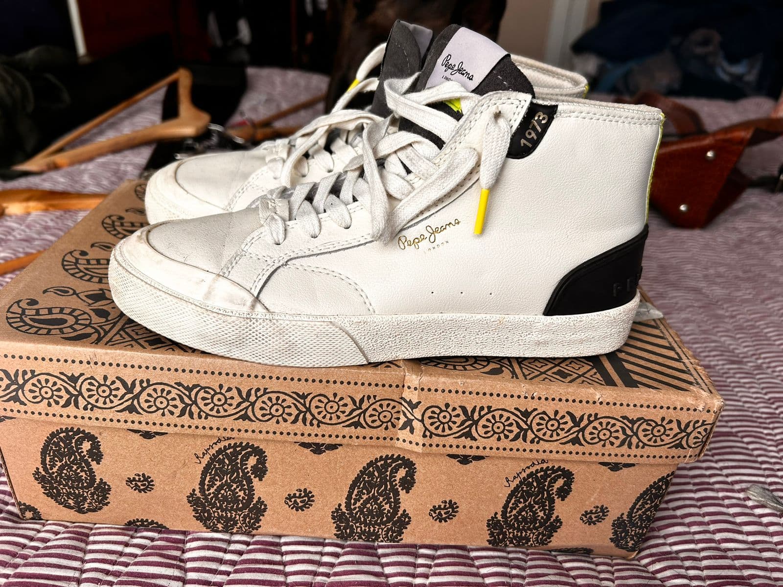 zapas de cuero tipo botitas Pepe jeans