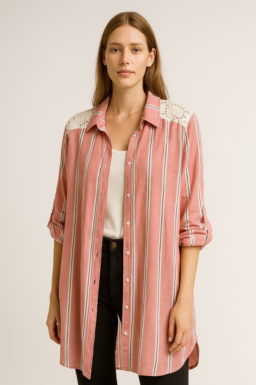 Camisa extralarge de lino de la marca Mirta Armesto, puede funcionar como vestido camisero, tiene bolsillos laterales. Un uso