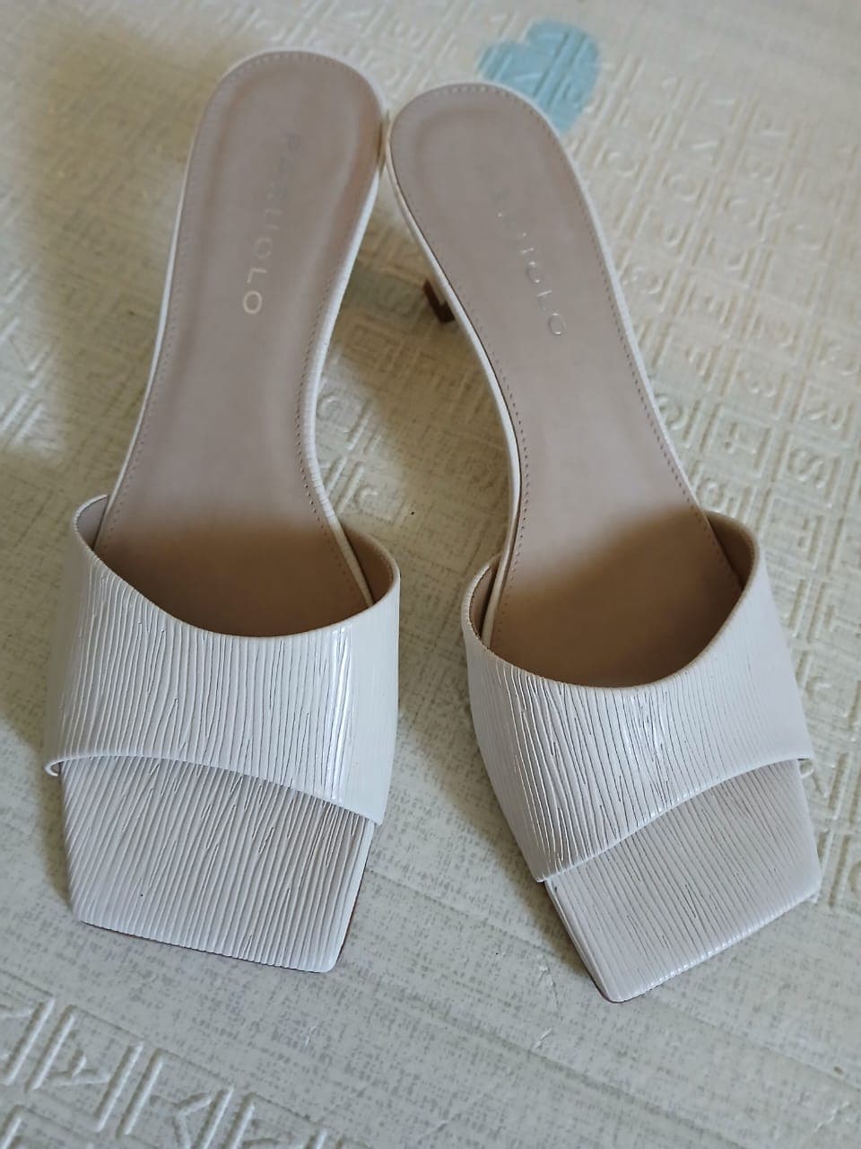 Sandalias Paruolo, cuero vacuno. Altura de taco 5.5. Un uso.