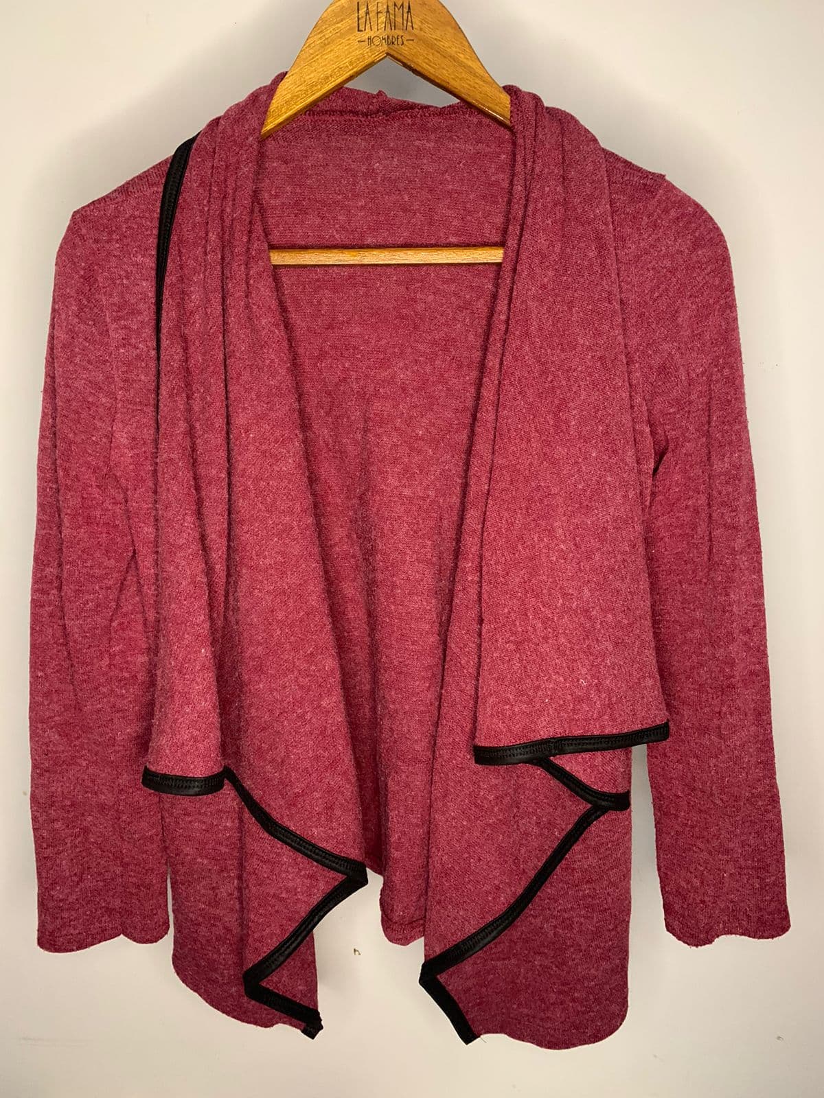 Saquito abierto de lanilla bordó. En muy buen estado.