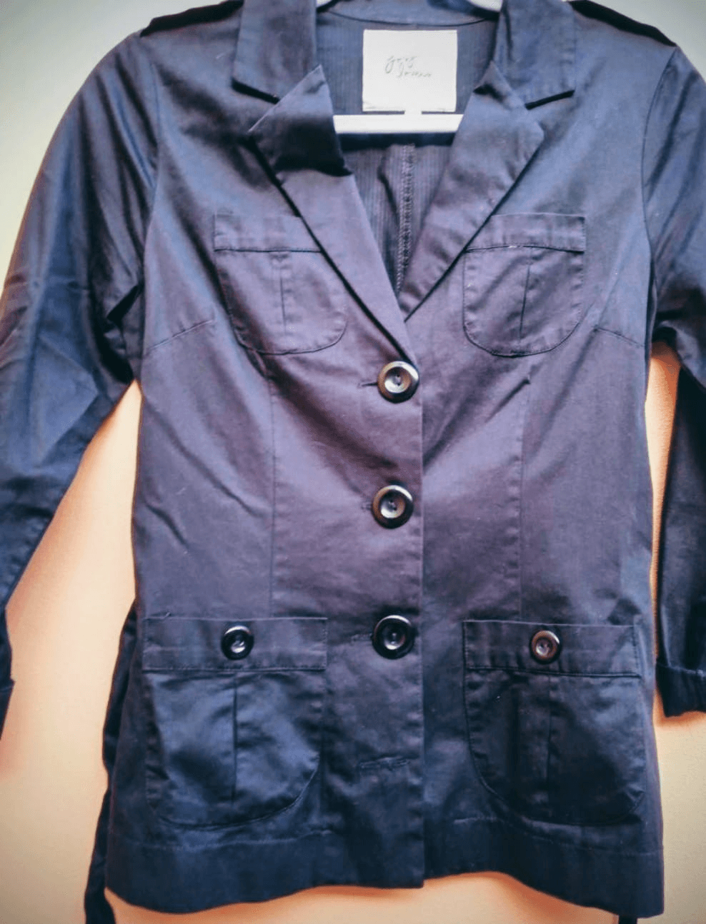 Blazer entallado negro , rayado en el interior con cinturón para ceñir la cintura. Excelente calce.