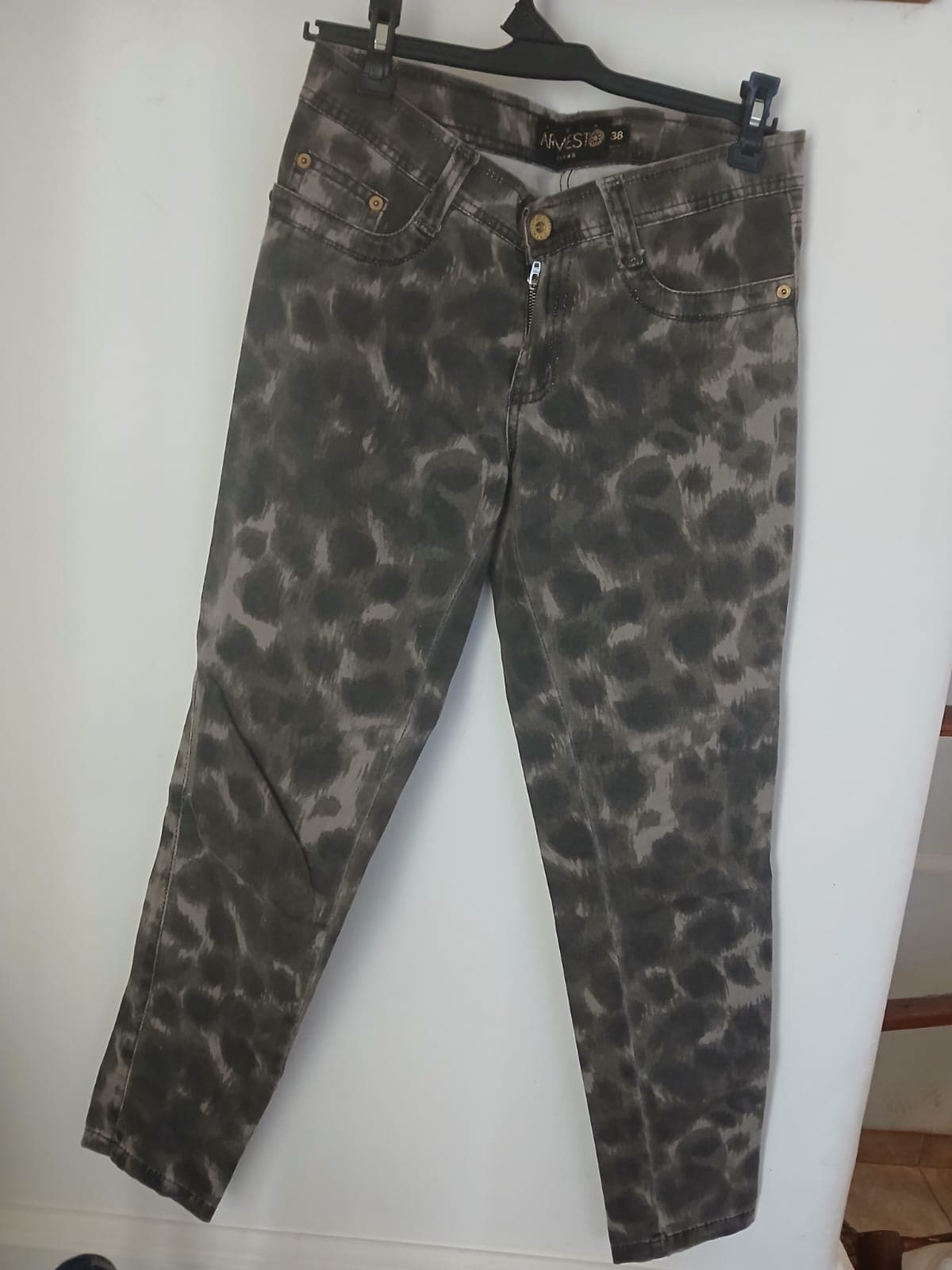 Jean Mirta Armesto print en tonos grises. Impecable.