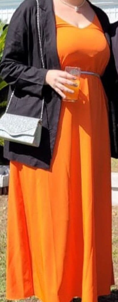 Vestido de fiesta color naranja talle con forro dentro, y bolsillos escondidos.