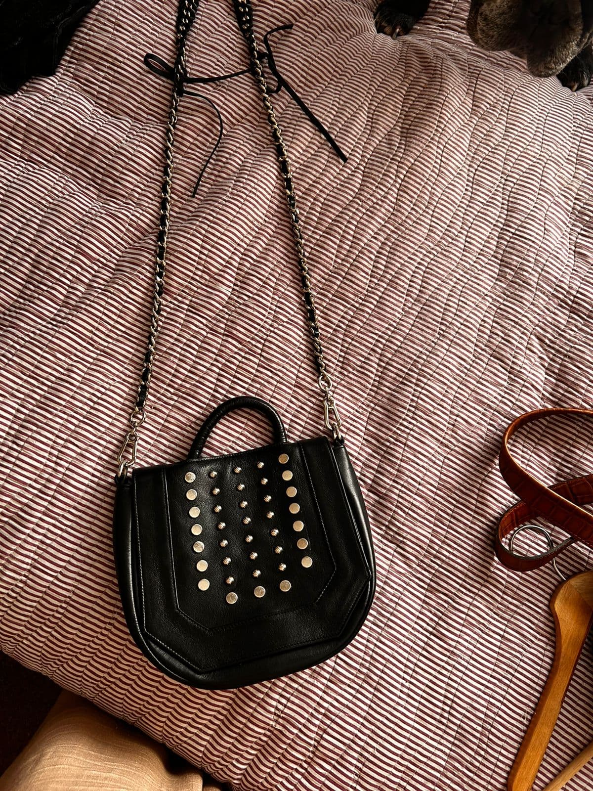 Cartera de cuero y tachas marca AYRES correa corta y larga