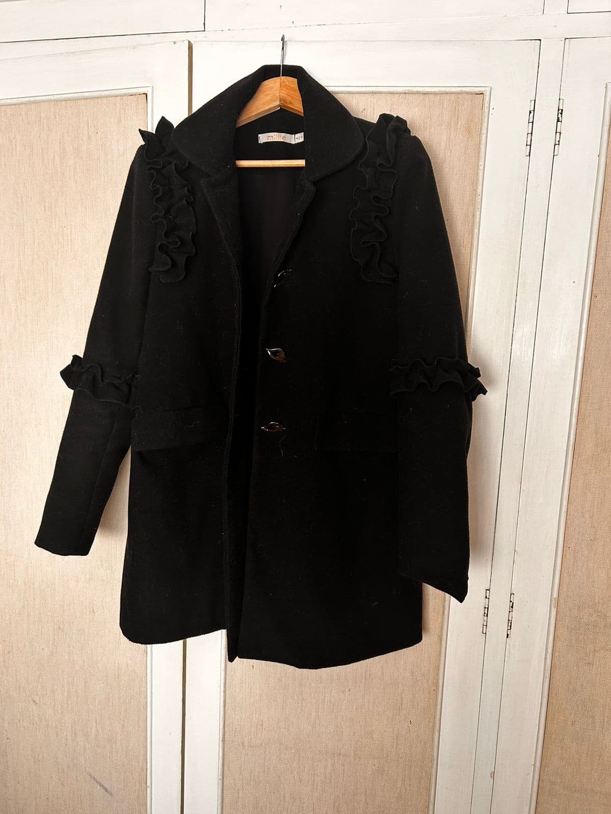 Saco de paño con botones de besos y bolados en hombros y mangas marca MILLIE