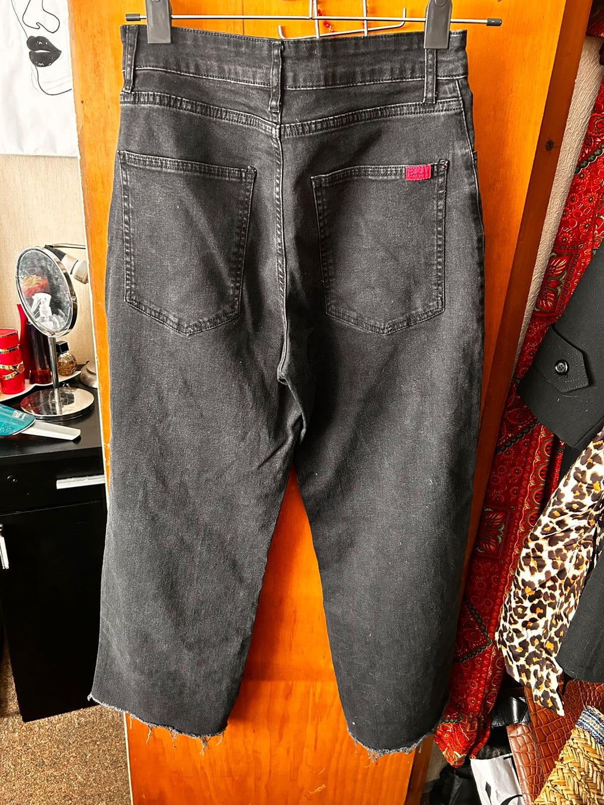 Jean negro gastado marca las pepas