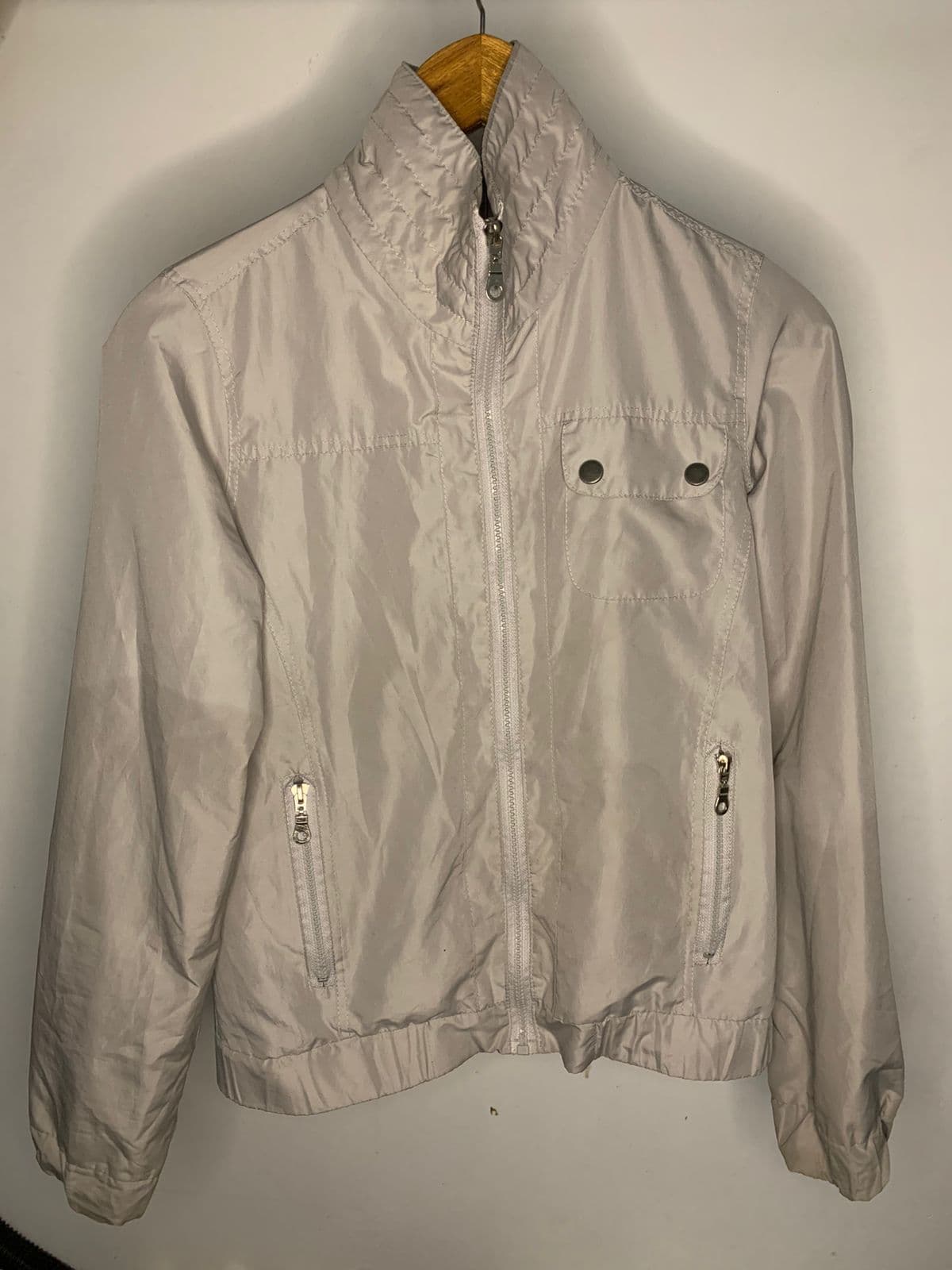 Campera gris rompeviento. En muy buen estado.