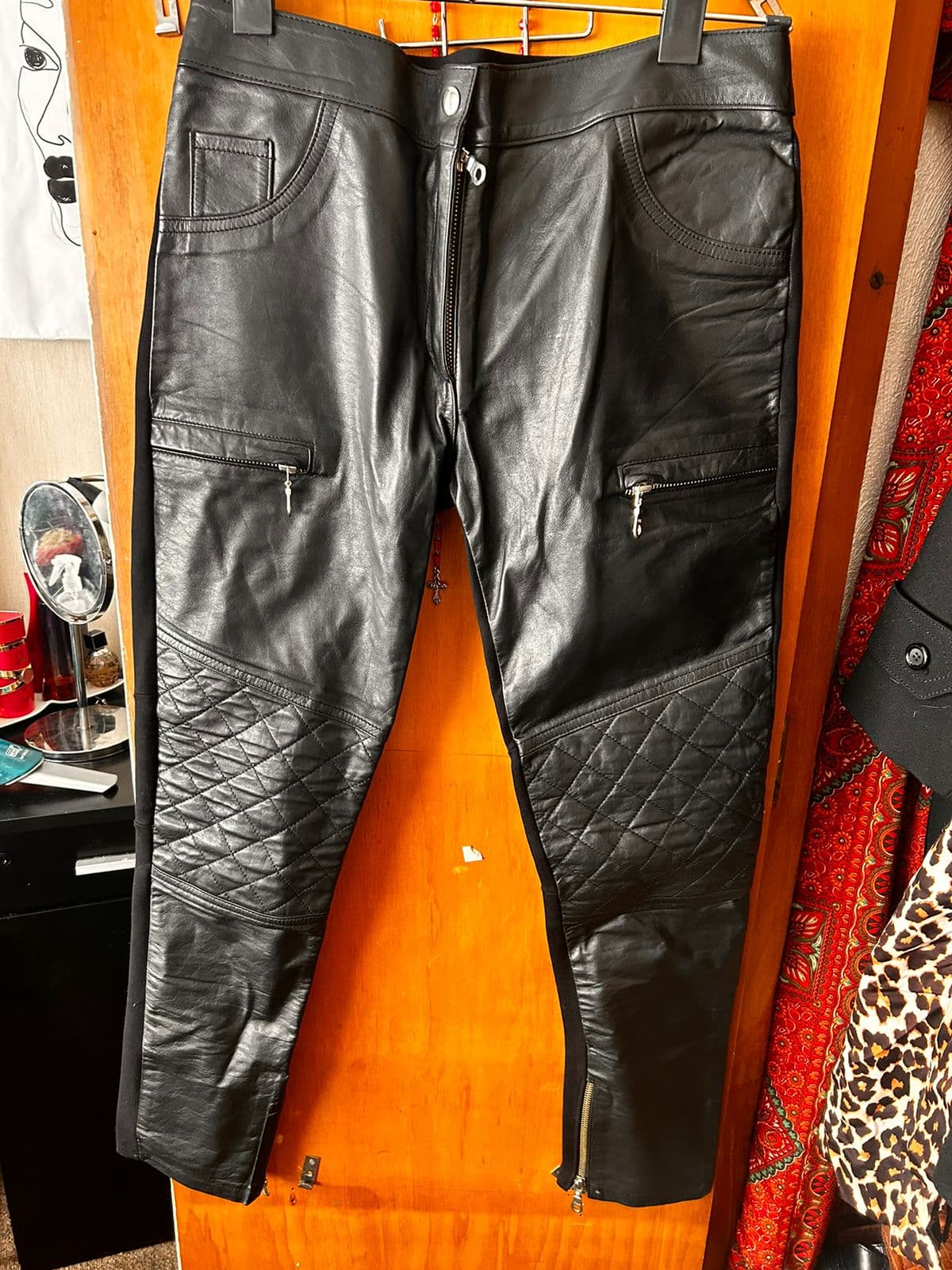 Pantalón de cuero en la parte delantera y tela elastizada en la parte de atrás