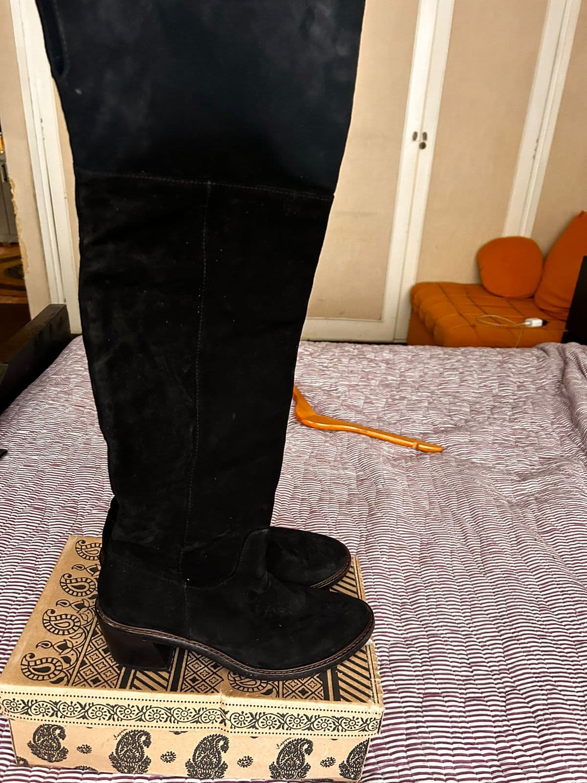 Bucaneras jazmin chebar de gamuza con cierre interno, forradas en cuero